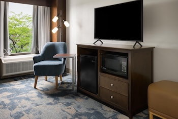 Room, 1 King Bed, Mobility Accessible, Microwave