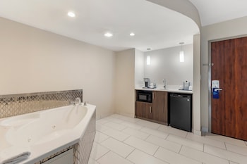 Suite, 1 King Bed, Jetted Tub