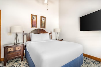 1 BEDROOM 1 QUEEN TOWNHOUSE WITH BALCONY