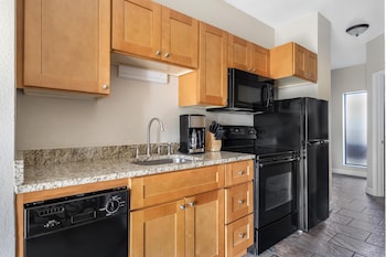 2 BEDROOM 1 KING 1 QUEEN SUITE