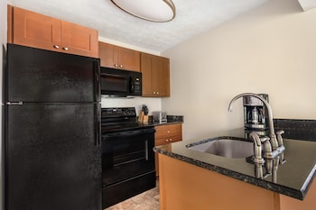 1 BEDROOM 1 QUEEN TOWNHOUSE WITH BALCONY