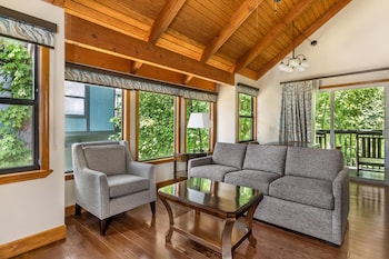 1 BEDROOM 1 QUEEN TOWNHOUSE WITH BALCONY
