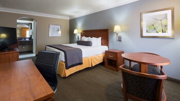 Standard Room, 1 King Bed, Accessible, Bathtub
