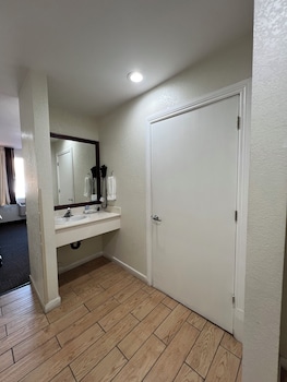 Room, 1 Queen Bed, Accessible, Non Smoking (Mobility)