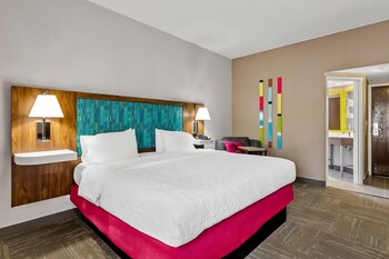 One King Bed, Large Room Nonsmoking