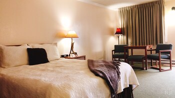 Classic Room, 1 Queen Bed, Non Smoking, Refrigerator & Microwave