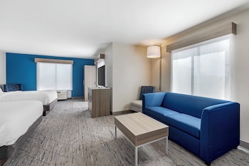 2 Queen Suite with Sofa Bed