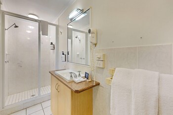 Standard Room, Non Smoking (2 Queen Beds, 2 Single Beds)