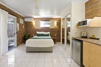 Standard Room, Non Smoking (2 Queen Beds, 2 Single Beds)