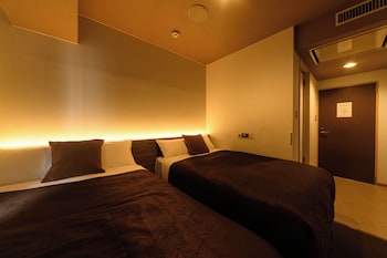 Twin Room, Smoking