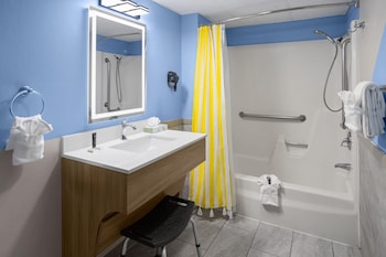 Room, 2 Queen Beds, Accessible, Bathtub