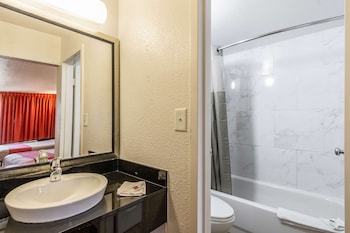 Deluxe Room, 1 Queen Bed, Accessible, Non Smoking