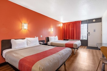 Deluxe Room, 2 Queen Beds, Accessible, Smoking