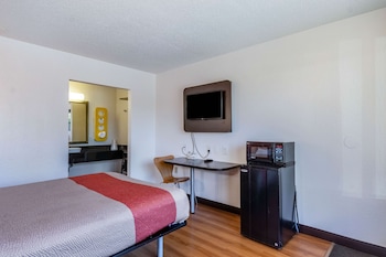 Deluxe Room, 1 Queen Bed, Accessible, Smoking