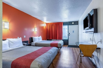 Deluxe Room, 2 Queen Beds, Accessible, Smoking