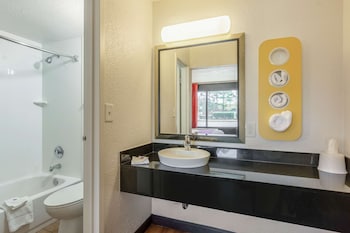 Deluxe Room, 1 Queen Bed, Accessible, Non Smoking