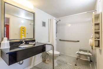 Deluxe Room, 1 Queen Bed, Accessible, Smoking