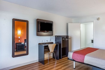 Deluxe Room, 1 Queen Bed, Smoking, Refrigerator & Microwave