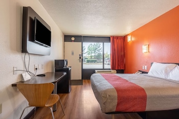 Deluxe Room, 1 Queen Bed, Accessible, Smoking