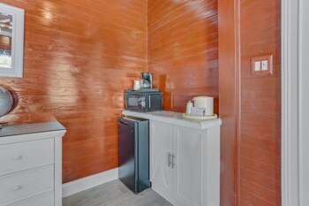 Deluxe King Room (Not Pet Friendly)