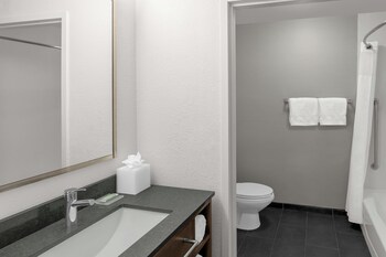 Room, 2 Queen Beds, Balcony