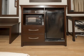 Deluxe Room, 1 King Bed, Accessible, Smoking