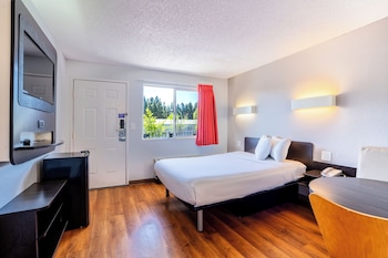 Standard Room, 1 Queen Bed, Non Smoking, Refrigerator