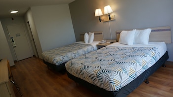 Deluxe Room, 2 Queen Beds, Non Smoking, Refrigerator