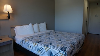Deluxe Room, 1 King Bed, Mobility Accessible