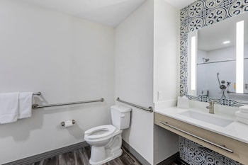 Room, 1 King Bed, Accessible, Non Smoking (Accessible Tub)