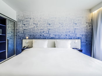 Executive Room, 1 Queen Bed, Partial Sea View