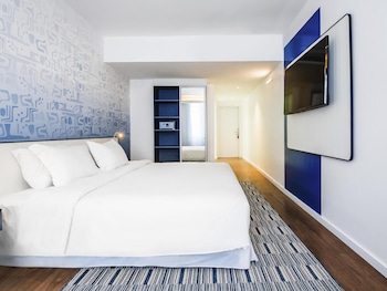 Executive Room, 1 Queen Bed, Partial Sea View
