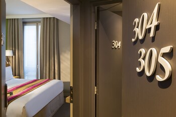 2 Adjoining Comfort Rooms