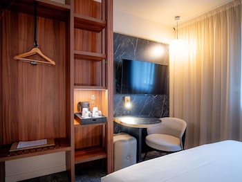 Standard Room, 1 Queen Bed