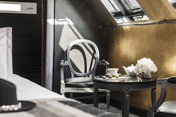 Suite Champs-Elysées (with Sauna and Jacuzzi)