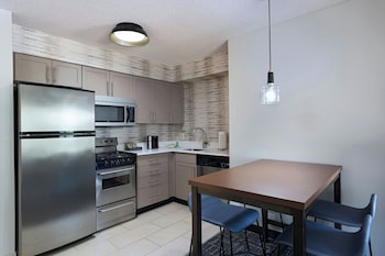 Suite, 2 Bedrooms (Mobility/Hearing Accessible, Tub)