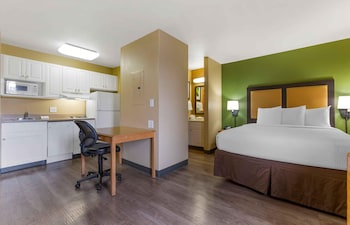 Deluxe Studio, 1 Queen Bed with Sofa bed, Accessible, Non Smoking