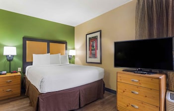 Deluxe Studio, 1 Queen Bed with Sofa bed, Non Smoking