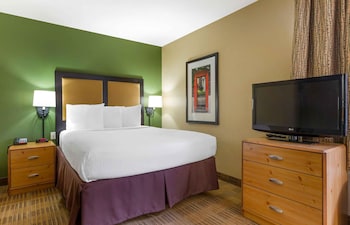 Deluxe Studio, 1 Queen Bed with Sofa bed, Accessible, Non Smoking