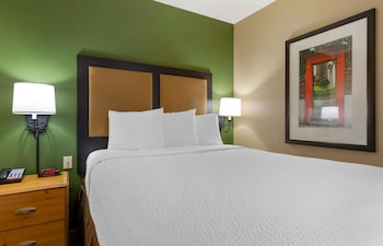 Deluxe Studio, 1 Queen Bed with Sofa bed, Non Smoking