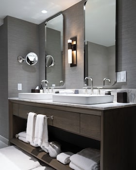 Fairmont Gold King Hearing and Mobility Accessible - Bathtub with Grab Bars