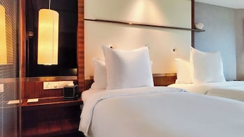 2 Twin Beds Classic City View