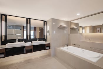 Club Suite, 1 King Bed, Club Lounge Access (Club Lounge Access)