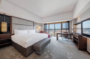1 King Bed Classic City View