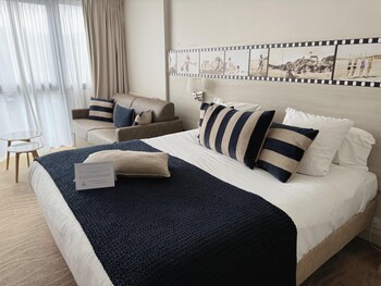 Junior Suite, 1 King Bed, Non Smoking (Larger Room;with Sofabed)