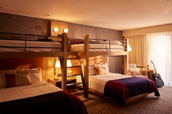Room (2 Twin Bunks over 2 Queen Beds)