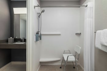 Room, 1 King Bed, Hearing Accessible (Roll-in Shower)