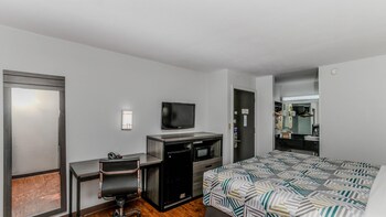 Standard Room, 1 King Bed, Accessible, Non Smoking