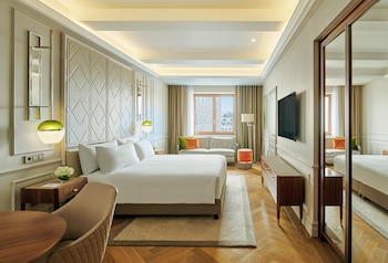Premium Room, 1 King Bed, Corner