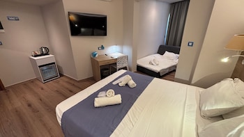One Bedroom Triple Family Room
